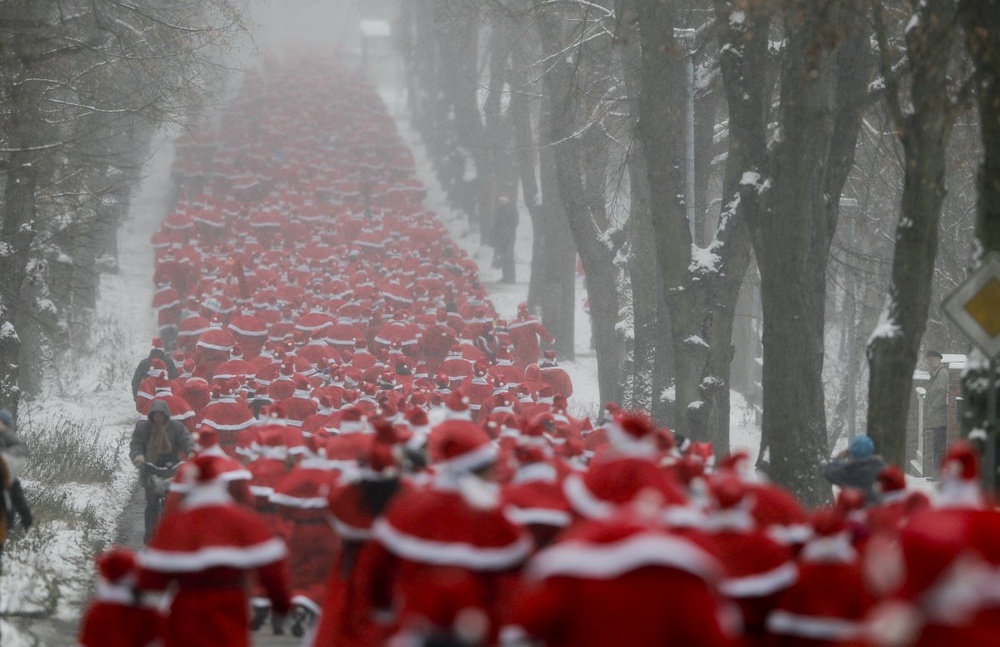 Около 800 человек приняли участие в забеге Санта Клаусов. Michendorf, Germany фото © REUTERS Wolfgang Rattay