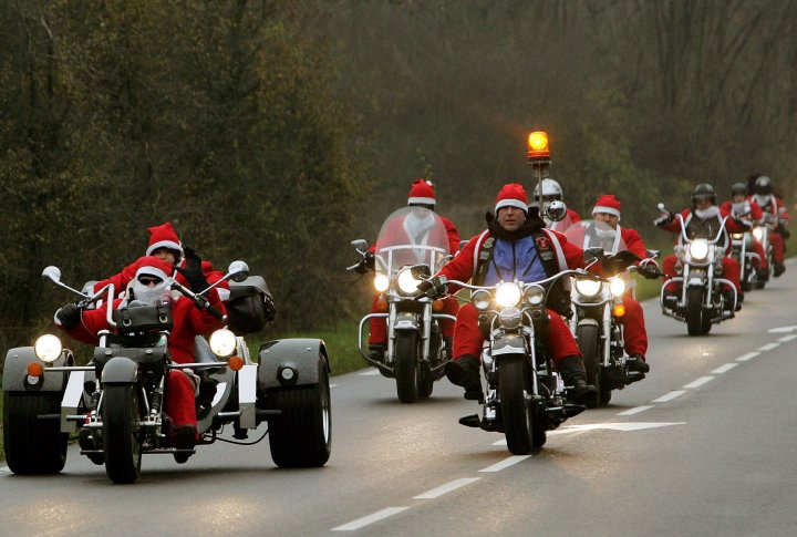 Сто байкеров в костюмах Деда Мороза катаются на мотоциклах Harley-Davidson. Pulversheim фото ©REUTERS Jacky Naegelen
