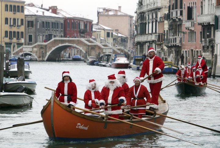 Санта Клаусы на лодке в Венеции. Venice, Italy фото © REUTERS Manuel Silvestri