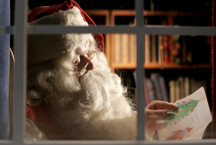 Санта Клаус читает письма от детей со всего мира. Warsaw, Finland фото ©REUTERS Kacper Pempel