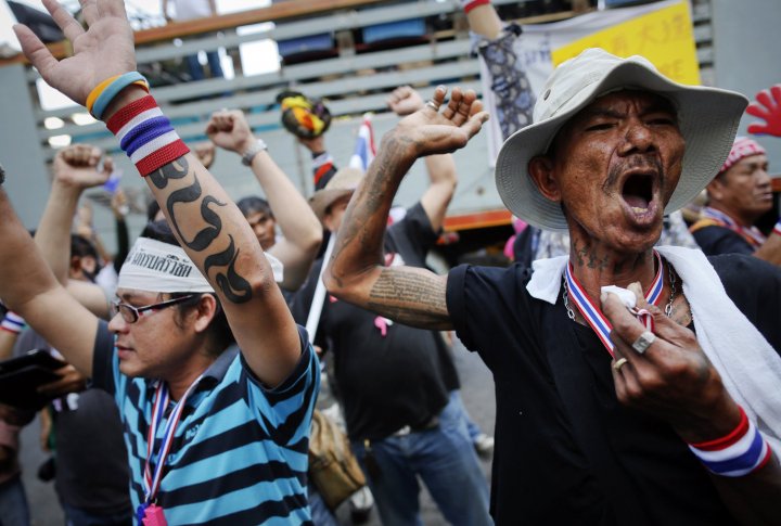 Демонстранты у здания министерства труда в центре Бангкока. ©REUTERS