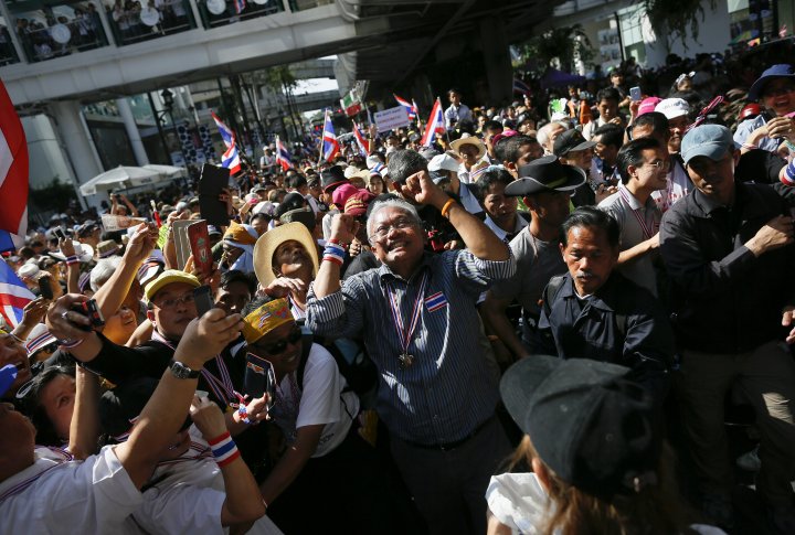 Лидер протестующих Сутеп Таугсубан среди своих сторонников. ©REUTERS