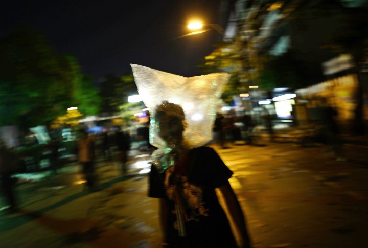 Демонстрант использует пластиковый пакет, пытаясь избежать поражения слезоточивым газом. ©REUTERS