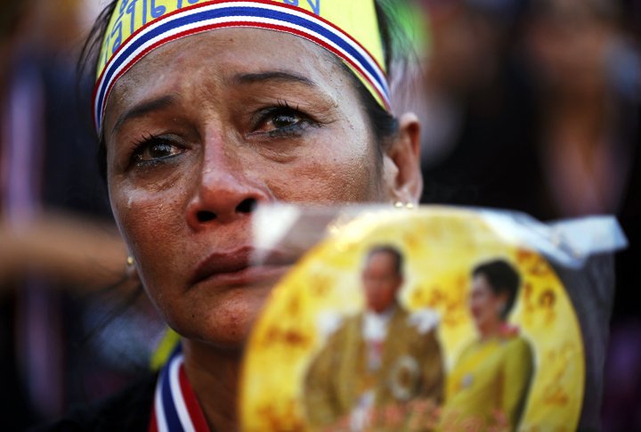 Женщина плачет во время выступления лидера протестующих у монумента Демократии в центре Бангкока. ©REUTERS