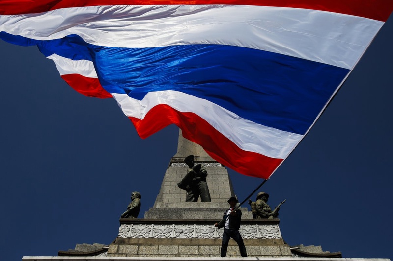 Противники правительства водрузили тайский национальный флаг на монумент Победы в центре Бангкока. ©REUTERS