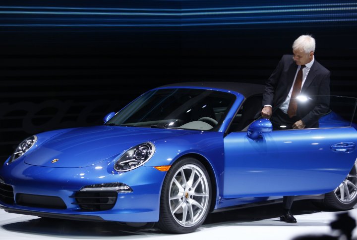 Президент Porsche Маттиас Мюллер садится в Porsche 911 Targa. ©REUTERS