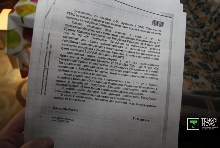 Прокурор поясняет, что для прописки Фарид должен предоставить справку о заработной плате. Такого документа у разнорабочего, естественно, нет. Раз в три месяца ему приходится ездить в Узбекистан, чтобы на границе ему поставили печать в миграционную карту. Фото Дмитрий Хегай©