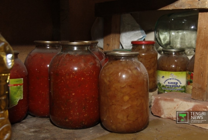 К зиме Алмагуль заготавливает много варенья и "кобры" - острой томатной приправы. Фото Дмитрий Хегай©