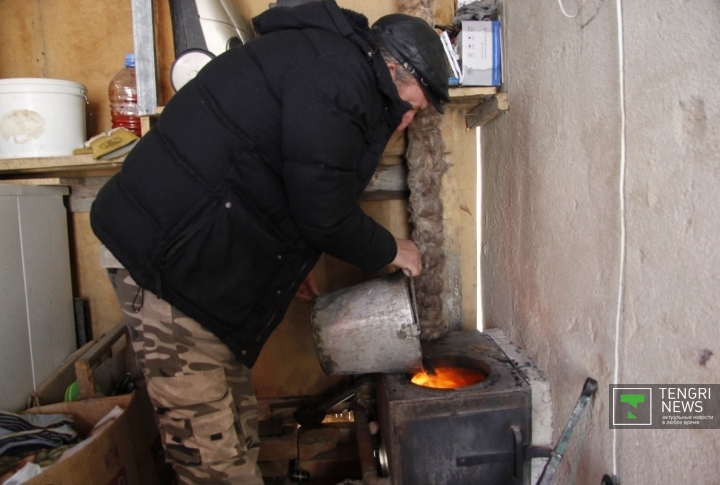 Фарид говорит, что семью спасает теплая зима. Иначе угля бы точно не хватило. Фото Дмитрий Хегай©