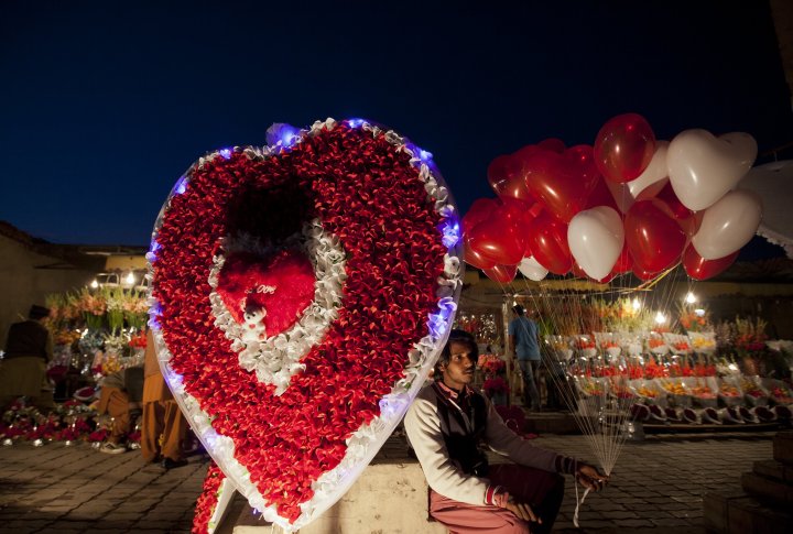 Пакистан, Исламабад. Продавец у дороги ожидает покупателей накануне Дня святого Валентина. 
©REUTERS / Миан Хуршид (ПАКИСТАН