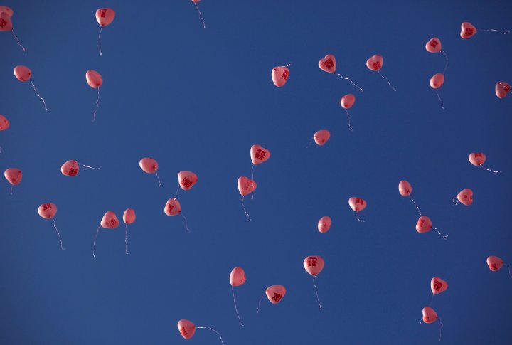 Малайзия. Воздушные шары в форме сердец выпущенные молодоженами у храма Тен Хоу в Куала-Лумпур 14 февраля 2014. Около 100 пар связали себя узами брака в массовой свадебной церемонии в День святого Валентина. ©REUTERS 