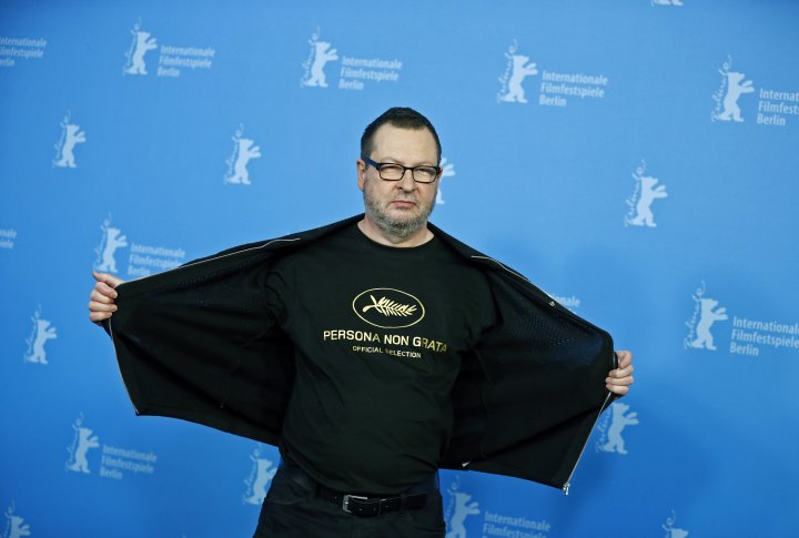 На 64-м Берлинском кинофестивале состоялась мировая премьера первой части полной версии фильма "Нимфоманка" Ларса фон Триера. Датский режиссер вышел к прессе в футболке, на которой было написано "Персона нон грата". REUTERS©