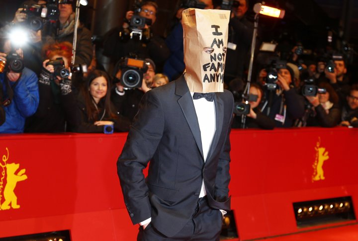 Актер Шайа Лабаф привлек к себе внимание на красной дорожке Берлинского кинофестиваля, куда явился с бумажным пакетом на голове с надписью "Я больше не знаменит". REUTERS©