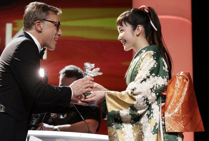 Член жюри Кристоф Вальц вручает награду японской актрисе Хару Куроки за исполнение лучшей женской роли на Берлинском кинофестивале 2014. REUTERS©
