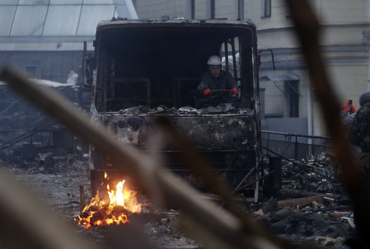 Фото у сгоревшего милицейского автобуса. ©REUTERS