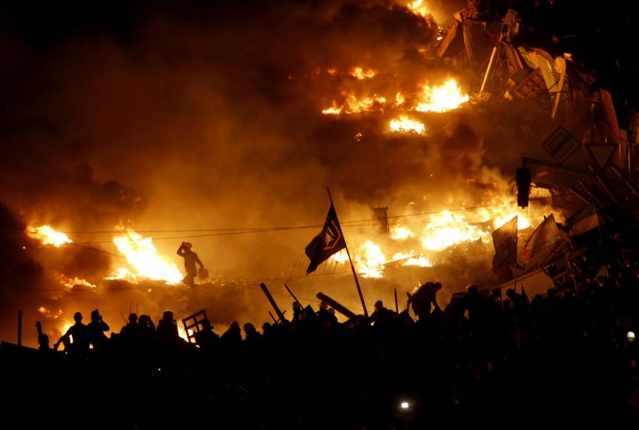 Дым и пламя на баррикаде Майдана. ©REUTERS