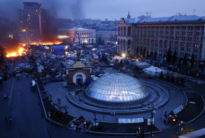 Дым и пламя на баррикаде Майдана. ©REUTERS