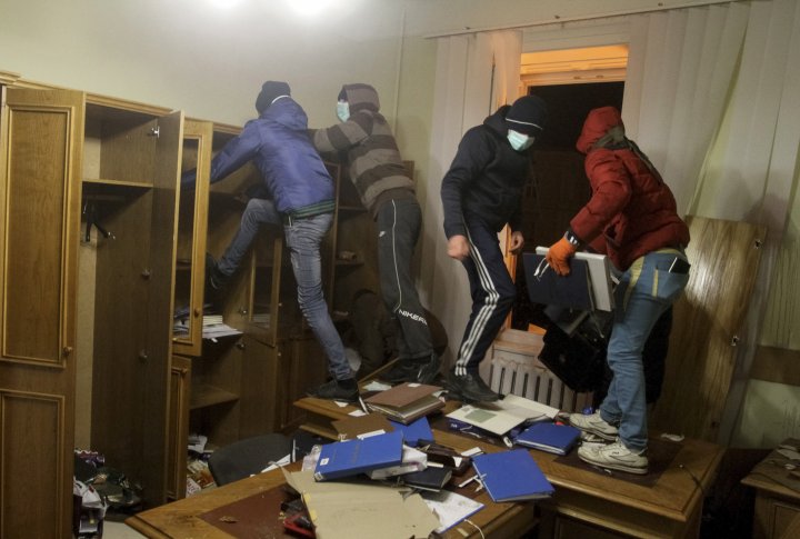 Антиправительственные протестующие уничтожают документы в здании прокуратуры во Львове 19 февраля 2014 года. ©REUTERS