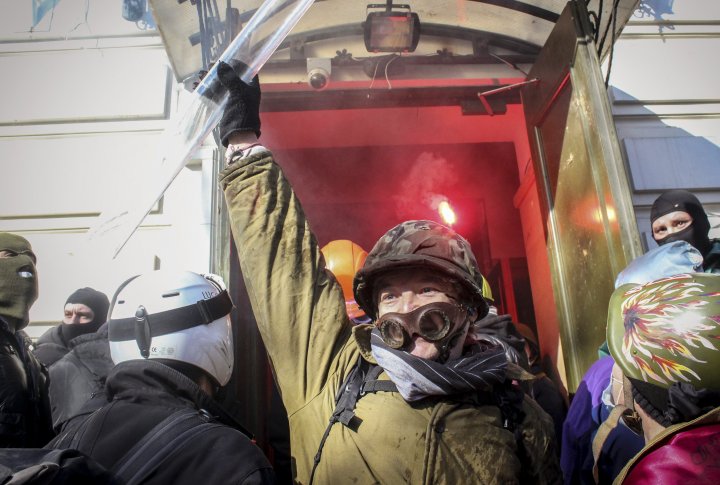 Антиправительственные демонстранты атакуют офис пропрезидентской Партии регионов в Киеве 18 февраля 2014 года. ©REUTERS