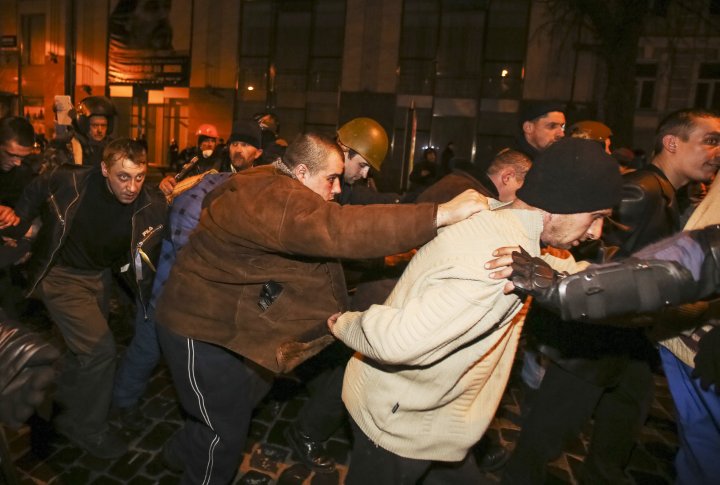 Члены МВД в штатском, которые были задержаны антиправительственными демонстрантами в ходе столкновений в центре Киева 21 февраля 2014 года. ©REUTERS