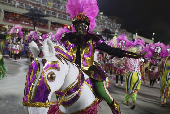 Танцоры из школы самбы Mangueira. ©REUTERS