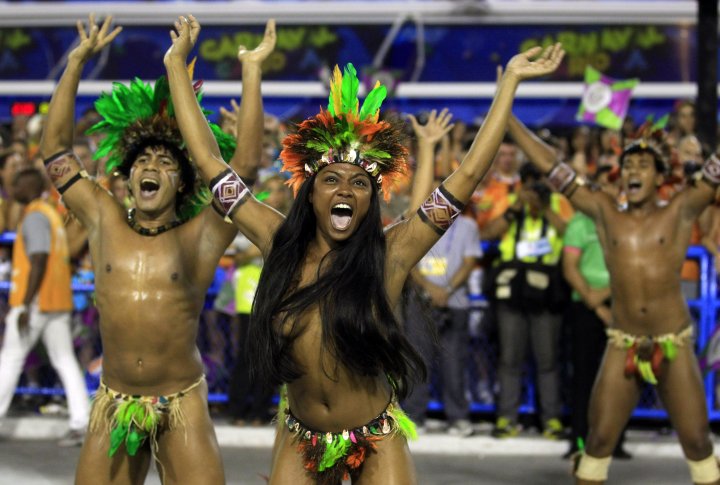 Танцоры из школы самбы Mangueira. ©REUTERS