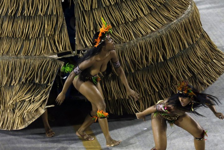 Танцоры из школы самбы Mangueira. ©REUTERS
