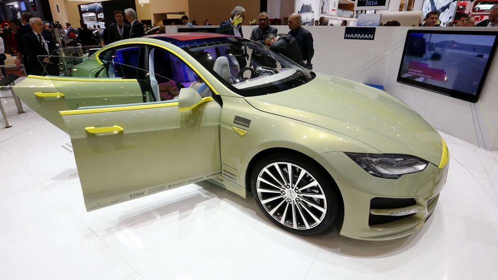 Швейцарская компания представила концепт Rinspeed Xchange с  электроприводом. Модель создана на базе седана Tesla Model S. ©REUTERS