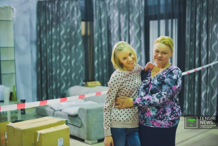 По сюжету, театральные актрисы Астаны Людмила Крючкова и Елена Тронина играют бабушку и внучку. 