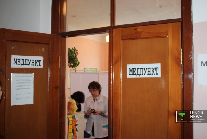При местной школе открыт медпункт. За помощь к врачам обратились 44 жителя поселка.