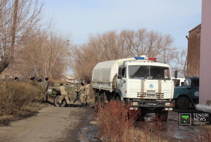 КамАЗ спасателей привез полевую кухню. Солдаты внутренних войск готовятся накормить всех горячим обедом.