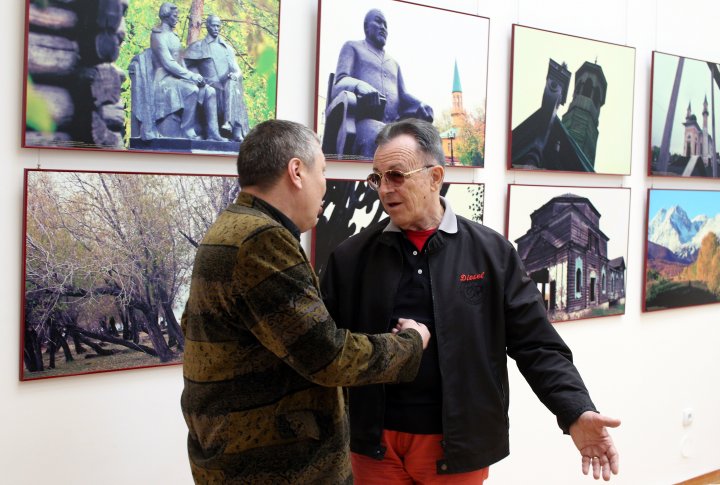 Актер Геннадий Балаев живо дискутирует с посетителем выставки.