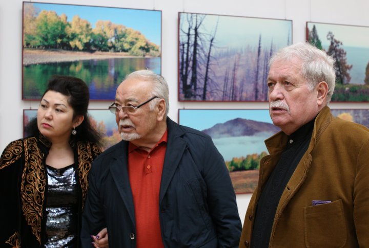 Автор работ Игорь Вовнянко и актер Асанали Ашимов (в центре) с супругой.