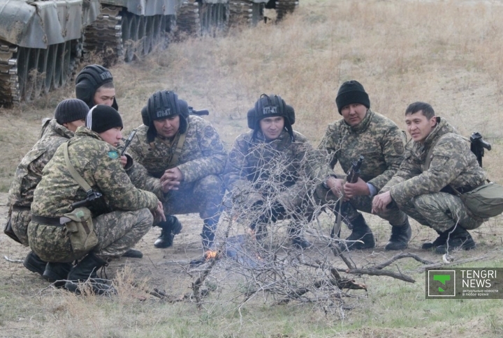 До наступления темноты у танкистов есть время для отдыха и обсуждения предстоящих боевых действий.