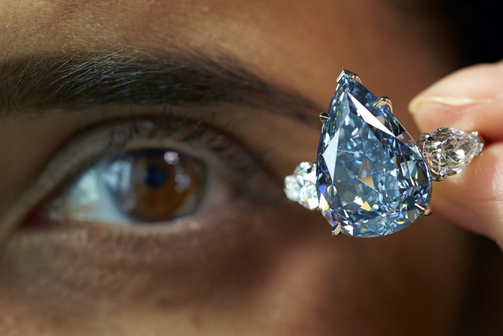 Крупнейший в мире безупречный яркий голубой бриллиант, весом 13,22 карата, как ожидается, будет продан по цене от 21 до 
25 миллионов долларов США, когда он поступит в продажу на предстоящих торгах Magnificent Jewels в Женеве 14 мая 2014 года. ©REUTERS