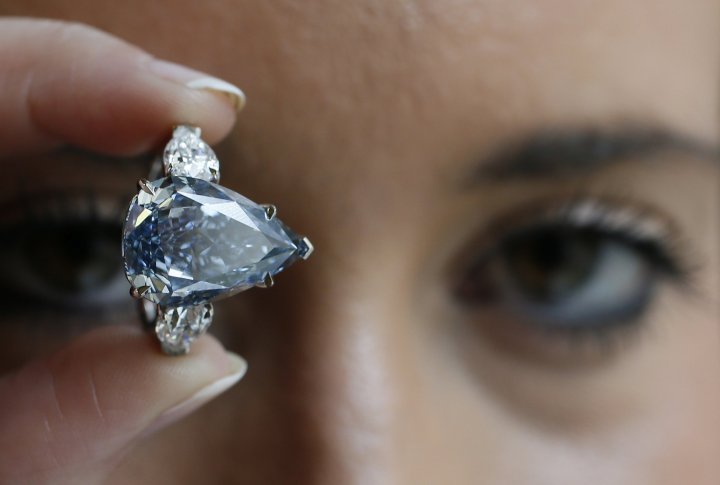 Голубой бриллиант, весом 13,22 карата в центре внимания предстоящей продажи Magnificent Jewels в Женеве. ©REUTERS