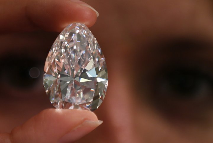 Безупречный алмаз грушевидной формы весом 75,97 карата выставлен на продажу в аукционный дом Christie's в Лондоне 29 апреля 2014 года. Цена алмаза искусственно поддерживается на уровне от 13,5 до 15,5 миллиона долларов США. ©REUTERS