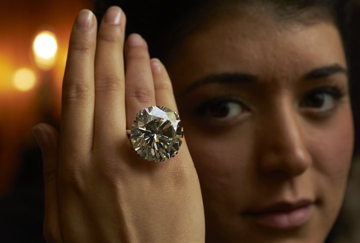 Модель демонстрирует кольцо с бриллиантом в 103,46 карата во время аукциона Sotheby's в Женеве 7 мая 2014 года. ©REUTERS
