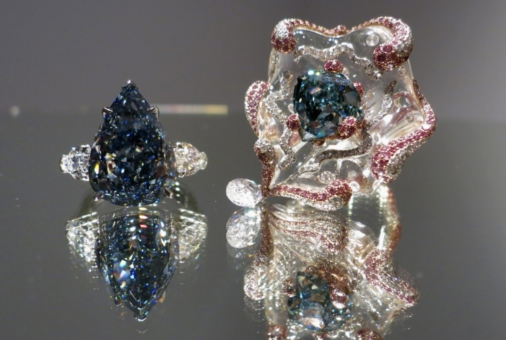 Голубой алмаз и алмаз Ocean Dream представлены аукционным домом Christie's в Нью-Йорке, 11 апреля 2014 года. Голубой алмаз предварительно оценивается от  21,0 до 25 миллионов долларов США и является основным моментом предстоящей продажи Magnifient Jewels в Женеве. Алмаз Ocean Dream, весом 5,50 карата, изумительный сине-зеленый бриллиант, оценивается от 
7,5 до 9,5 миллиона долларов США. ©REUTERS