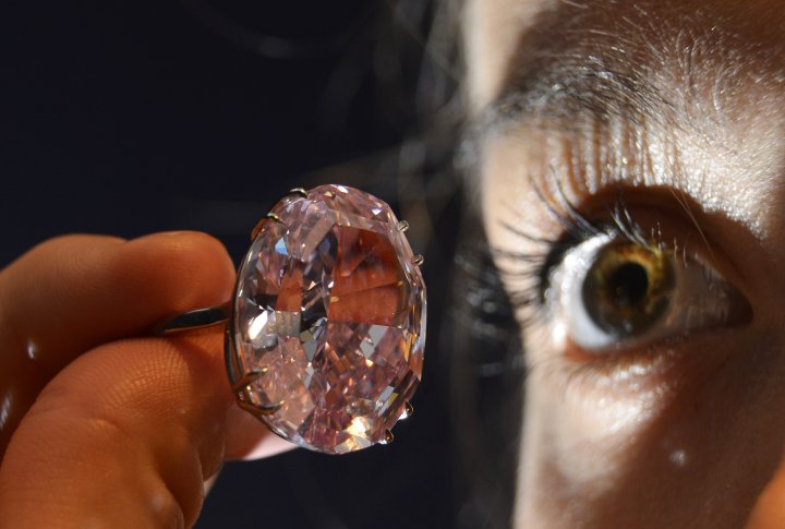 Розовый алмаз Pink Star представлял аукционный дом Sotheby's в Лондоне 24 октября 2013 года. За безупречный розовый бриллиант весом в 59,6 карата на аукционе в Женеве ожидают выручить более 60 миллионов долларов США. ©REUTERS