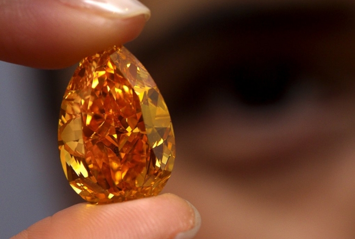 Бриллиант The Orange, крупнейший яркий оранжевый алмаз, из когда-либо выставлявшихся на продажу на аукционе, был представлен аукционным домом Christie's в Гонконге 28 октября 2013 года. ©REUTERS