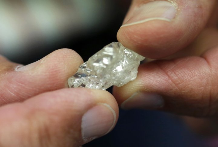 Представитель Leo Schachter Diamond Group держит необработанный алмаз. ©REUTERS
