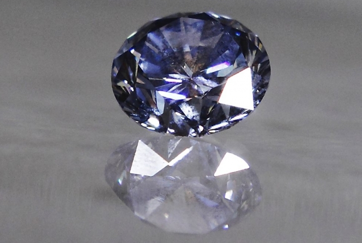 Premier Blue, самый большой в мире круглый голубой бриллиант, весом в 7,59 карата, предполагают продать за 19 миллионов долларов США во время аукциона Sotheby's в Гонконге в октябре. ©REUTERS