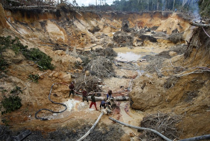 Вид на нелегальную шахту в южном штате Боливар, недалеко от границы с Бразилией, 17 ноября 2012 года. ©REUTERS