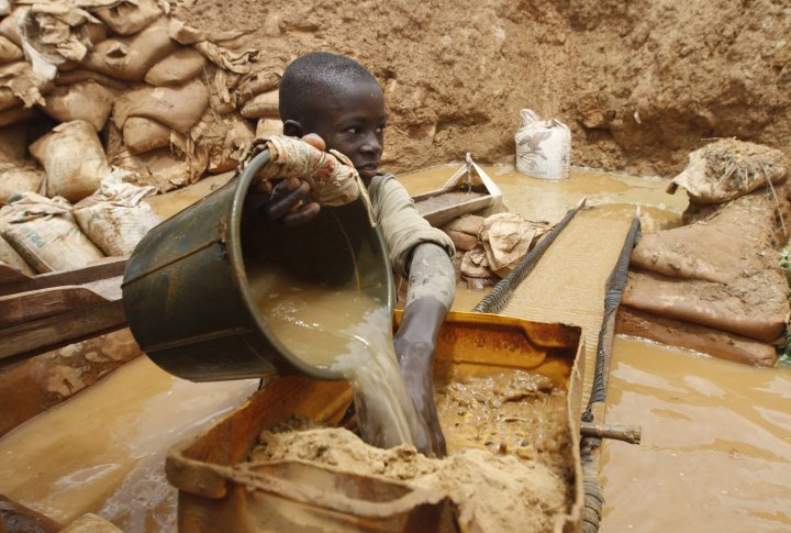Нигерия. Мальчик промывает грунт через пластиковый фильтр в селе Багега в северо-восточном штате Замфара 14 августа 2013 года. Твердые полезные ископаемые Нигерии остаются неиспользованными и в значительной степени не нанесенными на карту. ©REUTERS