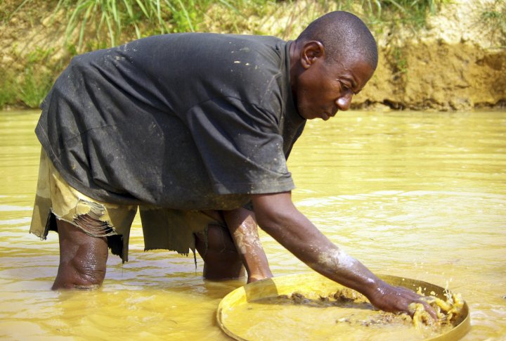 Сьерра-Леоне. Старатель промывает грунт в надежде найти алмазы в городе Койду 22 января 2008 года. Битва за восточные месторождения алмазов в Сьерра-Леоне привели к 11-летней гражданской войне. ©REUTERS