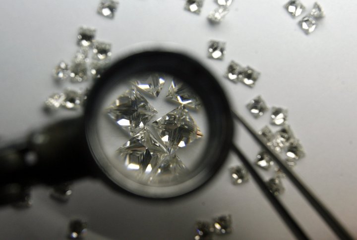 Мумбаи, Индия. Сотрудник торговой компании проверяет алмазы во время их классификации 30 апреля 2008 года. Торговцы алмазами в Индии хотят создать свою биржу, на которой они надеются конкурировать с центром мировой торговли алмазами в Антверпене, Бельгия. ©REUTERS