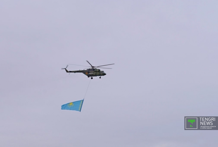 Вертолет Ми-17 с флагом Республики Казахстан открыл "авиапарад".