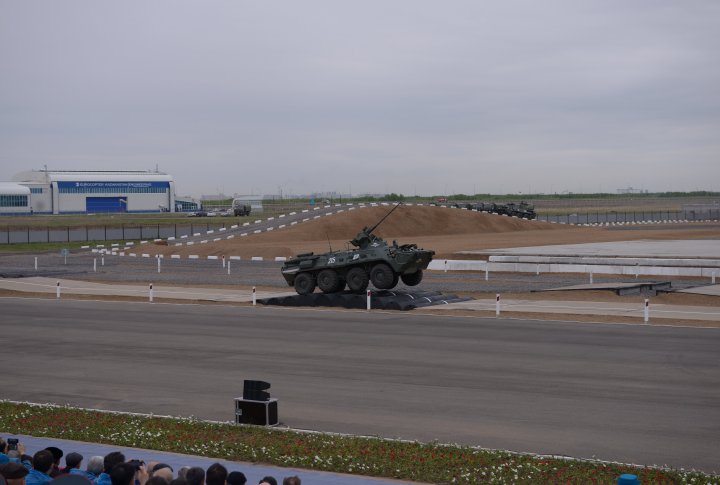 Была представлена бронетанковая и автомобильная техника.