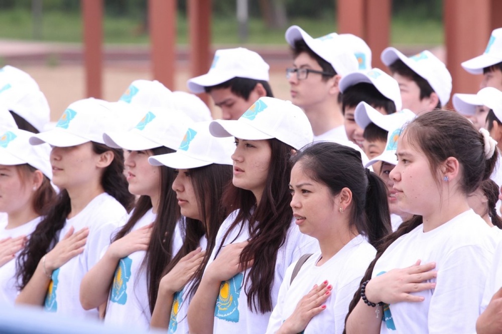 Молодежные активисты из учебных заведений столицы исполняют Гимн.